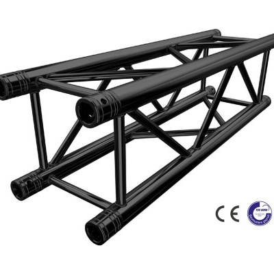 Estrutura metálica tubular preta com reforços transversais, certificados CE e selo de qualidade