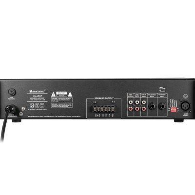 Painel traseiro de amplificador preto com várias portas e etiquetas técnicas