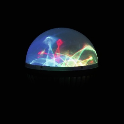 Luz LED colorida em cúpula translúcida sobre base preta