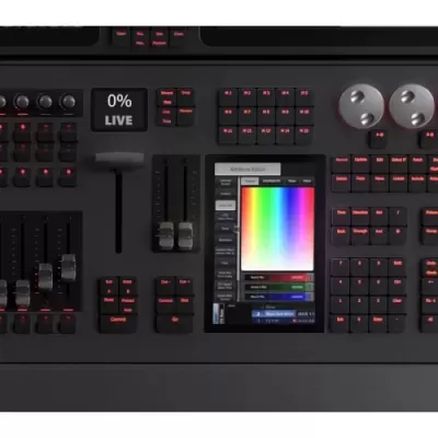 Painel de controlo preto com botões e ecrã digital colorido