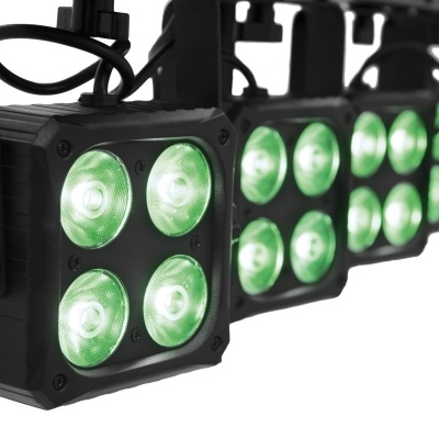 Refletores quadrados com LEDs verdes montados numa estrutura