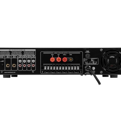 Painel traseiro de amplificador áudio preto com conectores e ventilador