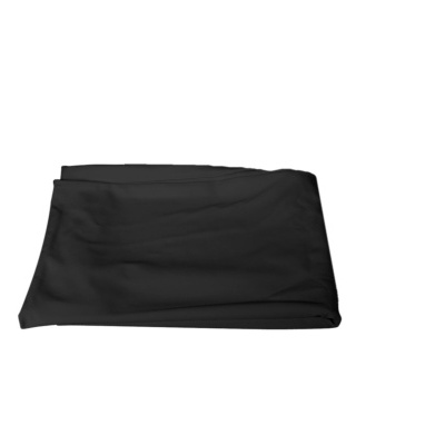 Pano preto dobrado sobre fundo branco