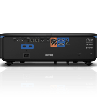 Projetor preto BenQ visto de trás com várias portas de conexão