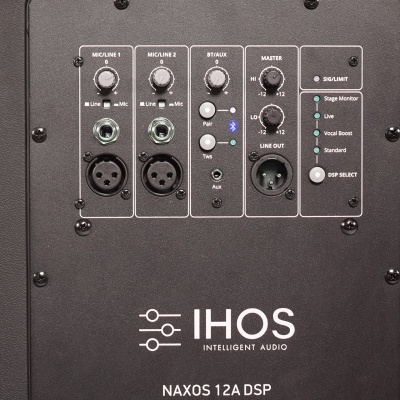 Painel traseiro de equipamento de áudio IHOS NAXOS 12A DSP preto com conectores e botões