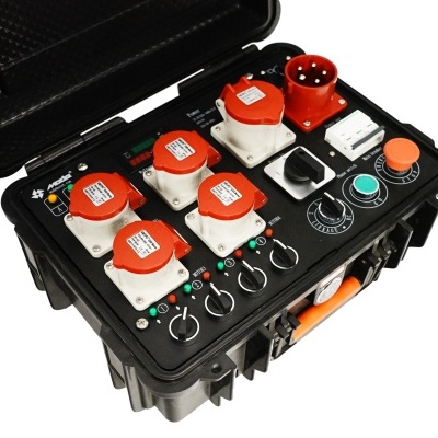 Estojo preto aberto com várias tomadas elétricas vermelhas e brancas e botões