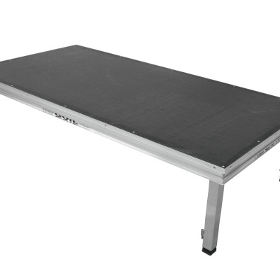 Mesa retangular com tampo preto e pernas de metal prateado