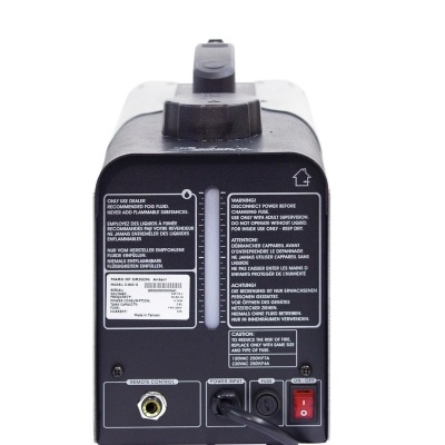 Dispositivo electrónico preto com etiquetas de aviso e ligações numa superfície branca