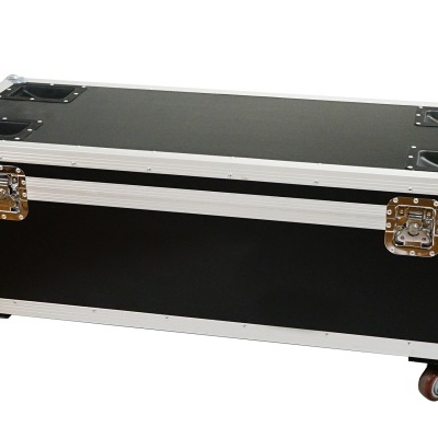 Estojo de transporte preto com estrutura de metal e rodas.