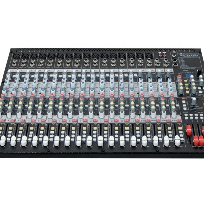 Mesa de mistura áudio profissional com botões e conectores