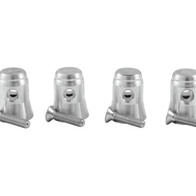 Quatro tampões metálicos cilíndricos com parafusos, fundo branco