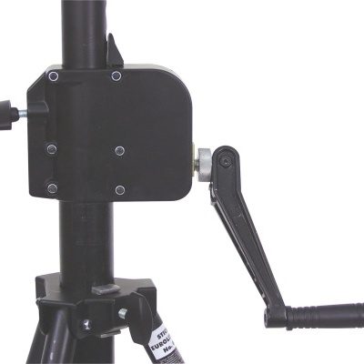 Mecanismo de manivela em metal preto com alavanca montado em estrutura tubular preta