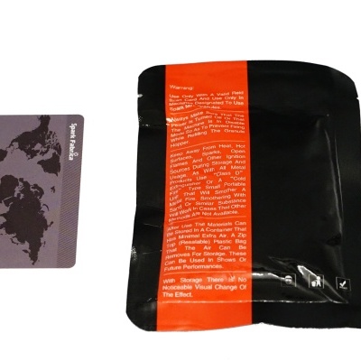 Cartão cinza com mapa-múndi preto e embalagem preta com faixa laranja e texto branco num fundo branco