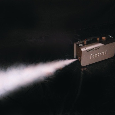 Máquina de fumos Antari a emitir nevoeiro