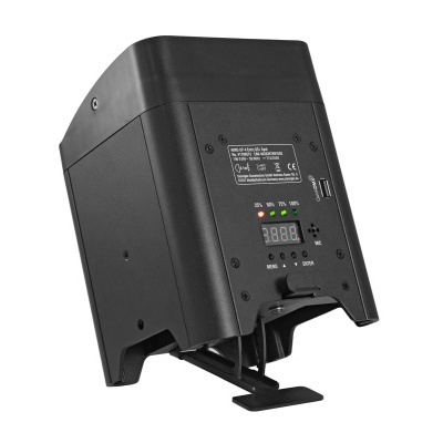 Caixa de som preta com mostrador digital, botões e etiqueta preta com texto branco