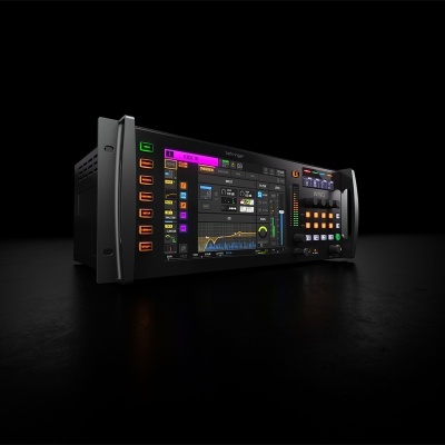 Equipamento profissional de áudio digital com ecrã tátil e botões iluminados.