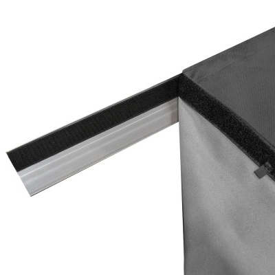 Capa protetora cinza com faixa adesiva preta e velcro