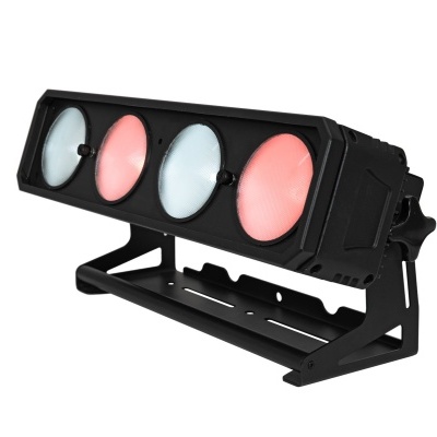 Luz profissional com quatro focos coloridos em estrutura metálica preta