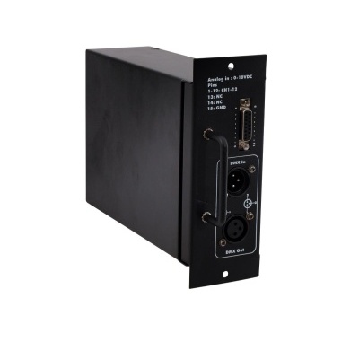 Módulo eletrónico preto com conetores e texto branco numa lateral