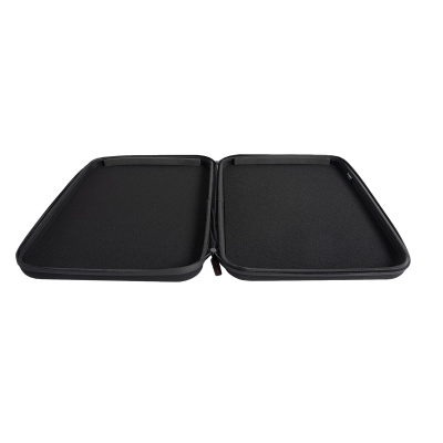 Estojo rígido preto aberto com interior preto e fundo branco