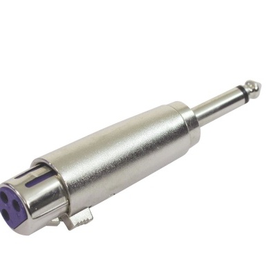 Adaptador de conector de áudio prateado com entrada XLR e saída jack