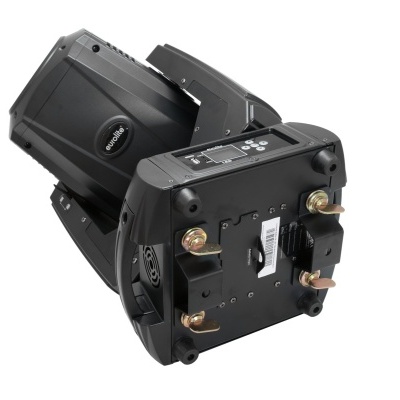 Peça industrial preta com parafusos dourados e etiqueta de código de barras