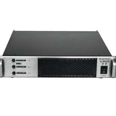 Amplificador de som preto e prateado para rack com botões e indicadores LED