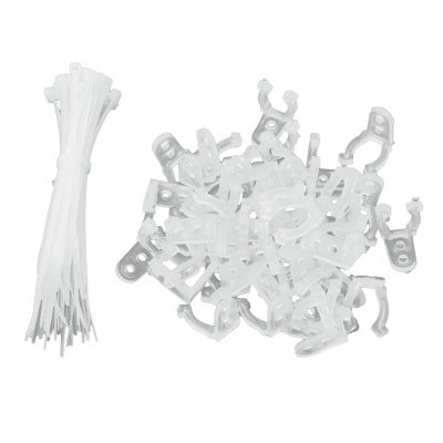 Cabos e fixadores plásticos brancos e transparentes sobre fundo branco