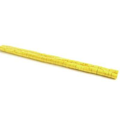 Palito amarelo segmentado sobre fundo branco