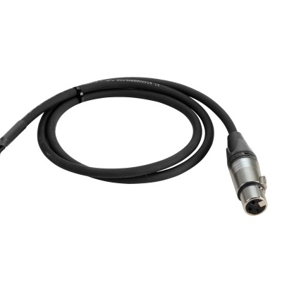 Cabo preto com conector XLR metálico e fios desencapados em fundo branco