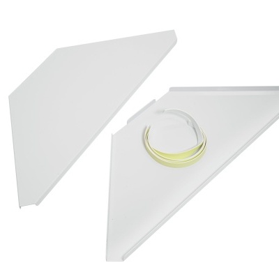 Duas prateleiras triangulares brancas, uma com copo e líquido amarelo