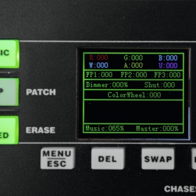 Painel de equipamento eletrónico com botões verdes e brancos com texto e ecrã colorido