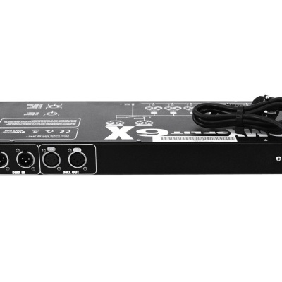 Equipamento eletrónico preto com conectores e texto técnico