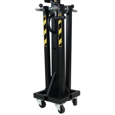 Carrinho de transporte preto com rodas e cabos com sinais amarelos e pretos.