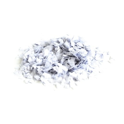 Montão de pedaços de papel branco dispersos