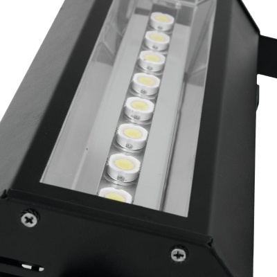 Projetor LED preto com lente de vidro e 9 LEDs visíveis
