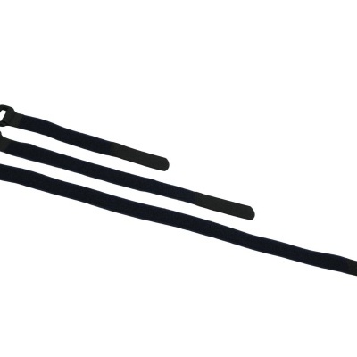 Três tiras pretas ajustáveis com fivelas sobre fundo branco