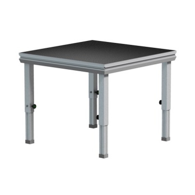 Mesa quadrada com tampo preto e estrutura metálica prateada