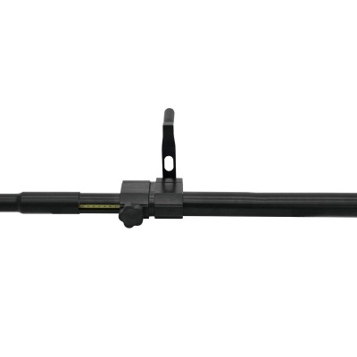 Arma longa preta com mira e alavanca sobre fundo branco