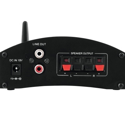 Parte traseira de dispositivo eletrónico preto com antena, entradas DC IN 15V, LINE OUT e saída de altifalantes.