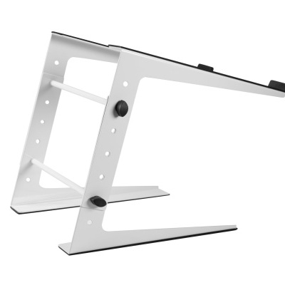 Suporte de metal branco para portátil com detalhes em borracha preta