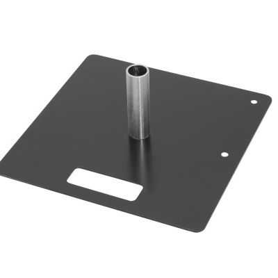 Base quadrada preta com tubo metálico e dois orifícios em fundo branco