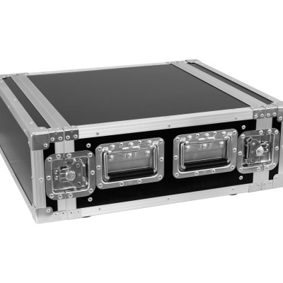 Mala de transporte preta com estrutura metálica prateada e fechos