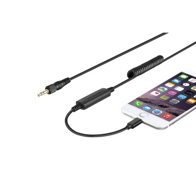 Cabo de áudio preto com conector jack 3,5 mm e ligação USB ligado a um smartphone branco