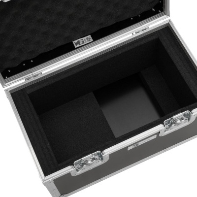 Mala rígida preta com interior acolchoado e fechos metálicos