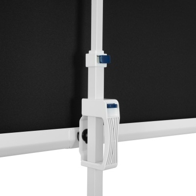 Suporte branco regulável numa moldura branca com fundo preto