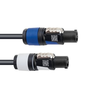 Cabo áudio com conectores Speakon azul e branco e etiquetas QR code