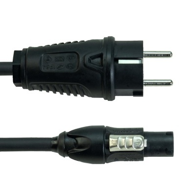 Cabo elétrico preto com fichas de pinos e fundo branco