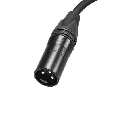 Cabo de áudio preto com conector XLR de três pinos