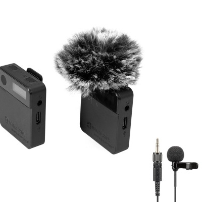 dois microfones sem fios pretos com proteção contra vento e espuma